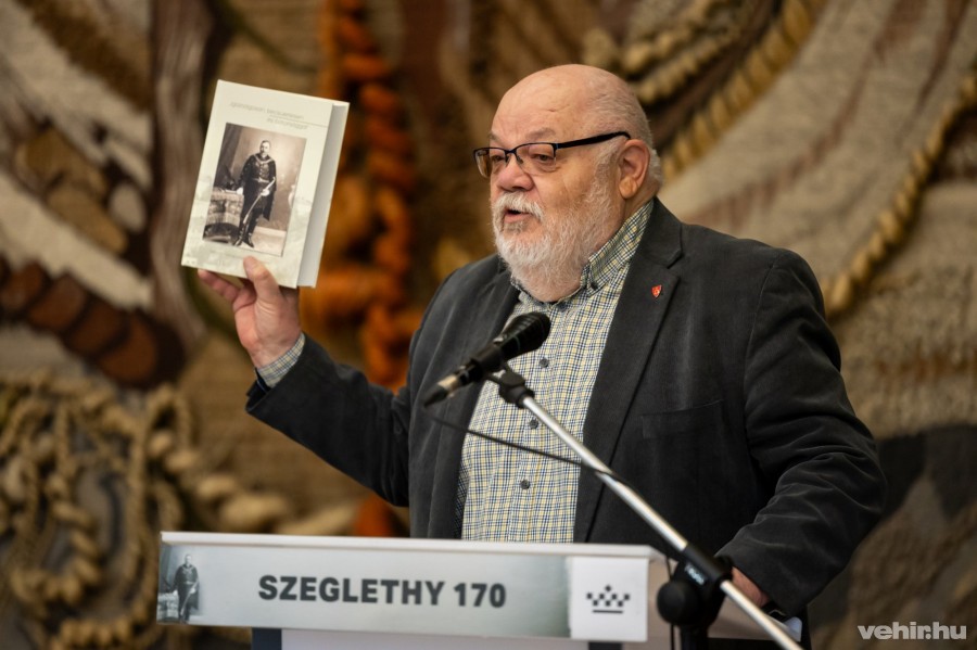 A Szeglethyről szóló kötetet Zongor Gábor, a megyei önkormányzat korábbi elnöke ajánlotta az olvasók figyelmébe