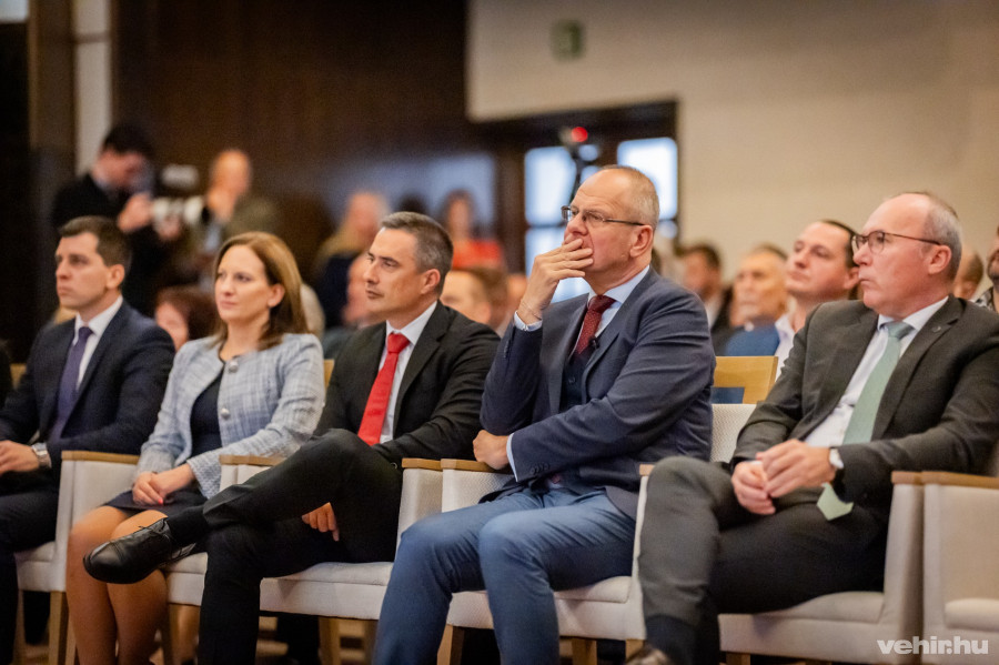 Varga Tamás alpolgármester, Dr. Hegedűs Barbara országgyűlési képviselő, Ovádi Péter kormánybiztos, Dr. Navracsics Tibor miniszter és Porga Gyula polgármester 