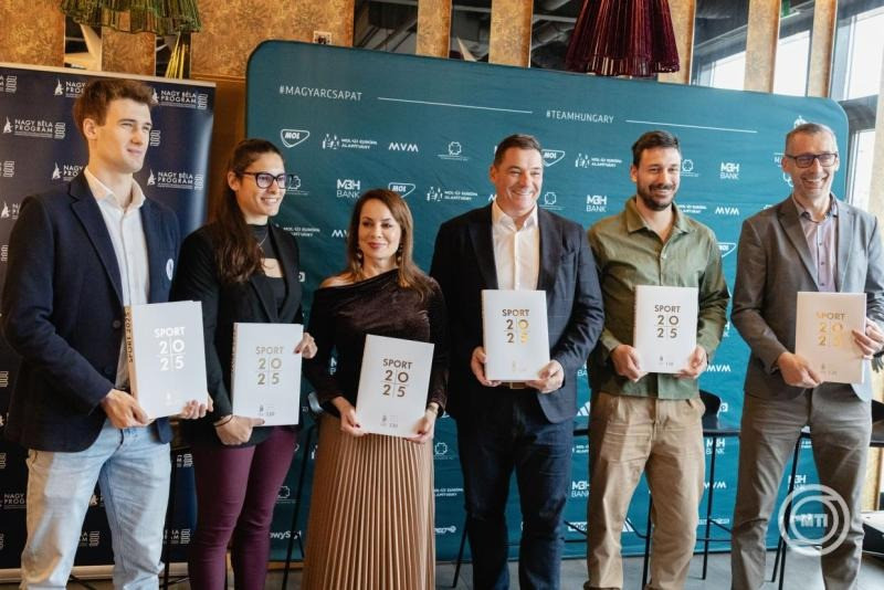 Gyulay Zsolt, a Magyar Olimpiai Bizottság (MOB) elnöke (j3), Rabb Krisztián olimpiai és világbajnoki ezüstérmes kardvívó (b), Csikós Zsóka világ- és Európa-bajnok kajakos (b2), Csisztu Zsuzsa, a MOB Médiabizottságának elnöke (b3), Lékai Máté korábbi válogatott kézilabdázó (j2), és Amler Zoltán, a Sportévkönyv főszerkesztője a könyv budapesti bemutatóján 2025. december 8-án. MTI/Hatházi Tamás