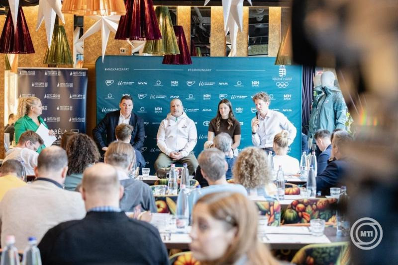 Gyulay Zsolt, a Magyar Olimpiai Bizottság (MOB) elnöke (b2), Bánhidi Ákos, a Magyar Országos Korcsolyázó Szövetség gyorsasági ágazati igazgatója (k), Brunner Blanca hódeszkás (j2), Kónya Ádám sífutó (j) és Tóth Anita, a MOB kommunikációs igazgatója (b) a 2025-ös Sportévkönyv budapesti bemutatóján 2025. december 8-án. MTI/Hatházi Tamás