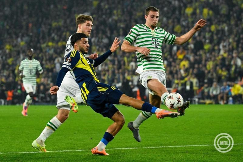 Szalai Gábor (b), Toon Raemaekers (j), a Ferencváros és Oguz Aydin, a Fenerbahce játékosa a labdarúgó Európa-liga alapszakaszának 5. fordulójában játszott Ferencvárosi TC - Fenerbahce mérkőzésen Isztambulban a Sükrü Saracoglu stadionban 2025. november 27-én. MTI/Koszticsák Szilárd