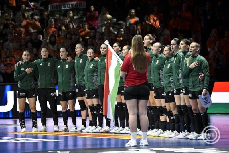 A magyar csapat tagjai a német-holland közös rendezésű női kézilabda-világbajnokság negyeddöntőjében játszott Hollandia - Magyarország mérkőzésen a rotterdami Ahoy Arénában 2025. december 10-én. MTI/Szigetváry Zsolt