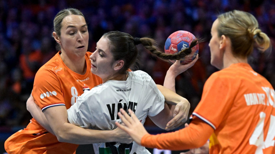 Vámos Petra (k), valamint a holland Lois Abbingh (b) és Nikita Van Der Vliet (j) a német-holland közös rendezésû nõi kézilabda-világbajnokság negyeddöntõjében játszott Hollandia - Magyarország mérkõzésen a rotterdami Ahoy Arénában 2025. december 10-én.MTI/Szigetváry Zsolt