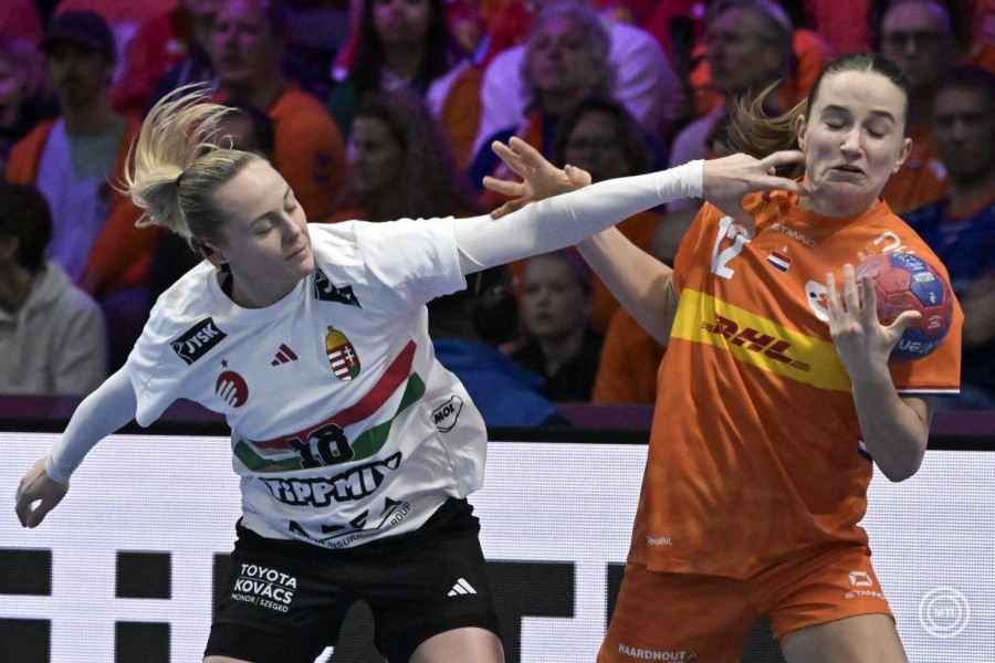 Kovács Anett (b) és a holland Bo van Wetering a német-holland közös rendezésű női kézilabda-világbajnokság negyeddöntőjében játszott Hollandia - Magyarország mérkőzésen a rotterdami Ahoy Arénában 2025. december 10-én. MTI/Szigetváry Zsolt