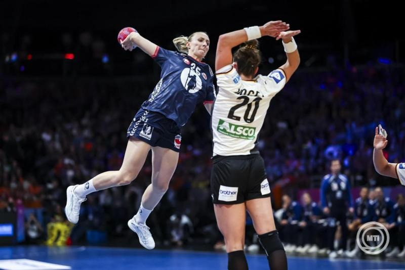 A norvég Henny Ella Reistad (b) és a német Emily Vogel a hollandiai-németországi női kézilabda-világbajnokság döntőjében játszott Németország-Norvégia mérkőzésen Rotterdamban 2025. december 14-én. MTI/EPA/ANP/Iris van den Broek