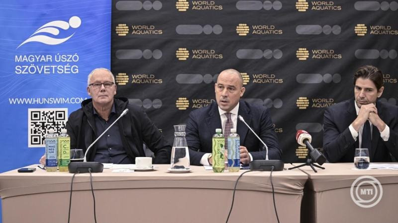 Schmidt Ádám, a Honvédelmi Minisztérium sportért felelős államtitkára (k), Wladár Sándor, a Magyar Úszószövetség elnöke (b) és Madaras Norbert, a Magyar Vízilabda Szövetség elnöke (j) a 2027-es budapesti vizes világbajnokságról tartott budapesti sajtótájékoztatón 2025. december 15-én. MTI/Szigetváry Zsolt