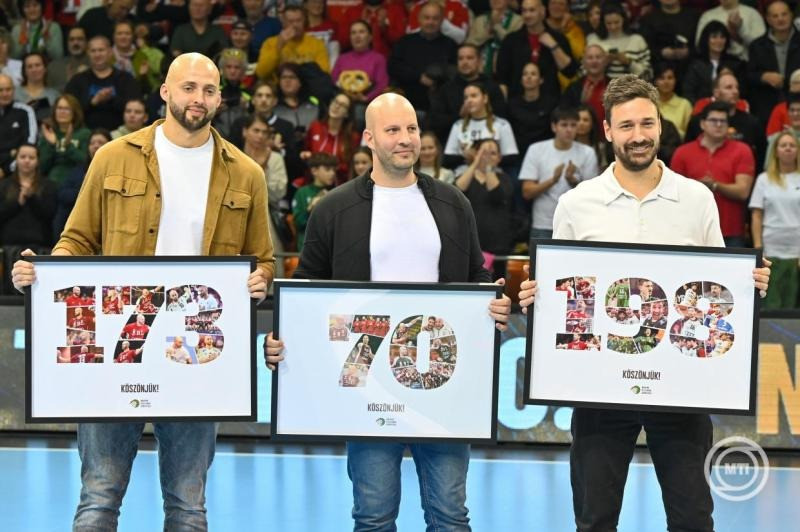 A válogatottságtól visszavonult Ancsin Gábort, Balogh Zsoltot és Lékai Mátét (b-j) köszöntik a Magyarország – Románia előkészületi férfi kézilabda-mérkőzés szünetében a győri Audi Arénában 2026. január 9-én. MTI/Krizsán Csaba