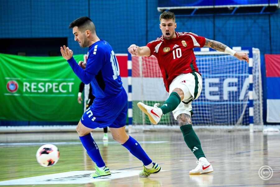 Pál Patrik (j) és a szerb Petrov Strahinja a Magyarország - Szerbia Európa-bajnoki felkészülési futsalmérkőzésen a budapesti Dr. Koltai Jenő Sportközpontban 2026. január 15-én. MTI/Bodnár Boglárka