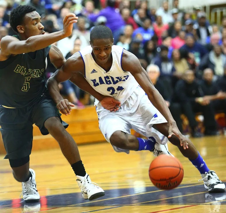 Viont’e Daniels (fehér mezben) Veszprémben folytatja - fotó: veszpremkosar.hu