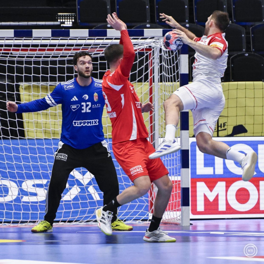 Palasics Kristóf kapus véd (b) a dán-norvég-svéd közös rendezésű férfi kézilabda-Európa-bajnokság F csoportjának első fordulójában játszott Magyarország - Lengyelország mérkőzésen a svédországi Kristianstad Arénában 2026. január 16-án. MTI/Hegedüs Róbert
