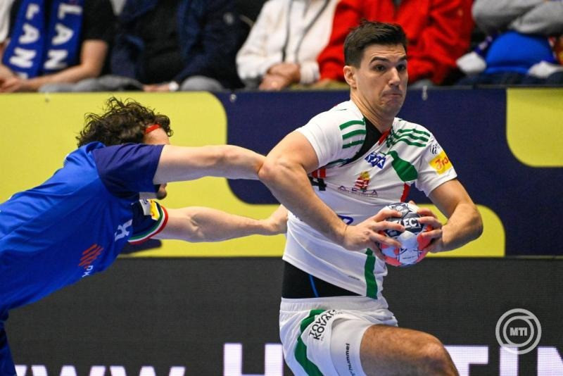 A magyarok pénteken 29-21-re nyertek Lengyelország ellen, vasárnap pedig 32-26-ra győzték le Olaszországot, ezzel biztosították helyüket a középdöntőben.  "A védekezés az alap, és az tényleg rendben volt. Ami a tegnapi meccset illeti, nekem inkább támadásban van egy kis hiányérzetem. Ha megcsinálod a helyzetet, de kihagyod, az nem feltétlenül a taktikán múlik, de támadásban van még hova fejlődnünk" - nyilatkozta hétfőn az MTI-nek a lengyel bajnok Orlen Wisla Plock légiósa.  Hozzátette, reményei szerint kedden Izland ellen a támadójáték és a védekezés is megfelelően fog működni. Kiemelte, eddigi két meccsükön 61 alkalommal találtak a hálóba, ami nem mondható rossznak, és emellett rengeteg ziccert kihagytak. "Voltak olyan periódusok, amikor megakadt a játékunk, de azt gondolom, hogy ez normális. Szoknunk kell, hogy Bánhidi Bence nincs velünk, emiatt némileg változott a taktikánk, nem a megszokott módon játszunk támadásban"  - magyarázta Fazekas, aki eddig nyolc gólt szerzett a kontinenstornán.  A Szeged beállója térdsérülés miatt hagyja ki a tornát, az irányító szerint ezért kevesebb az olyan statikus kettő-kettő elleni szituáció a játékukban, amit Bánhidivel szoktak alkalmazni.  "Rosta Miki inkább futkosó beálló, de őt is próbáljuk megtalálni. Sokkal többet egy-egyezünk, kevesebb a kettő-kettő, nagyjából ennyi változott" - jelezte.  Hozzáfűzte, minden játékos jól van, kisebb fájdalmak előfordulnak, de egy ilyen sorozatterhelés esetén ez normális. Van még egy napjuk regenerálódni, így a kedden 20.30-kor kezdődő meccsre biztosan mindenki százszázalékos lesz.  Az Izland-Magyarország mérkőzések előtt rendszerint az északi szigetország csapatát tartják esélyesnek - ahogy most Fazekas is -, az elmúlt hat évben mégis három győzelem és egy vereség az egymás elleni mérleg magyar szempontból. Az irányító szerint nehéz megmondani, miért van ez így, de Chema Rodríguez szövetségi kapitány biztosan ezúttal is nagyon jól összerakja majd a taktikát.  "Két éve az Európa-bajnokságon nagyon jól kijött a lépés, Bartucz Laci szenzációsan védett, a védekezésünk nagyon jó volt, támadásban pedig tudtunk újítani" - elevenítette fel a 33-25-ös müncheni sikert.  Hangsúlyozta: tudják, hogy az izlandiak nagyon sokat fejlődtek, hiszen minden játékosuk meghatározó szerepet tölt be a német élvonalban, illetve a Bajnokok Ligájában. "Ha megnézzük a két keretet, ki lehet mondani, hogy nem mi vagyunk az esélyesek, de biztosan százszázalékosan fel fogunk készülni, és mindent kiadunk magunkból, mert nagyon fontos mérkőzés lesz. Jó taktikával és tökéletes összpontosítással szerintem meg tudjuk verni őket"  - vélekedett.  A kedd esti találkozó arról dönt majd, melyik csapat hány pontot visz magával a malmői középdöntőbe, ahol pénteken, vasárnap, jövő kedden és jövő szerdán lépnek majd pályára a magyarok.