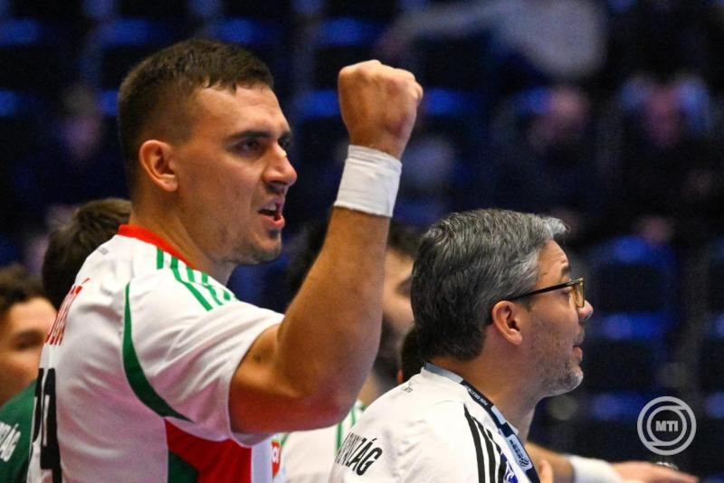 Bodó Richárd (b) és Chema Rodríguez szövetségi kapitány a dán-norvég-svéd közös rendezésű férfi kézilabda-Európa-bajnokság F csoportjának második fordulójában játszott Magyarország - Olaszország mérkőzésen a svédországi Kristianstad Arénában 2026. január 18-án. MTI/Hegedüs Róbert