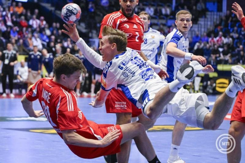 Imre Bence (b) és Sipos Adrián (k, hátul), valamint az izlandi Gísli Kristjánsson (k) a dán-norvég-svéd közös rendezésű férfi kézilabda-Európa-bajnokság F csoportjának utolsó fordulójában játszott Magyarország - Izland mérkőzésen a svédországi Kristianstad Arénában 2026. január 20-án. MTI/Hegedüs Róbert