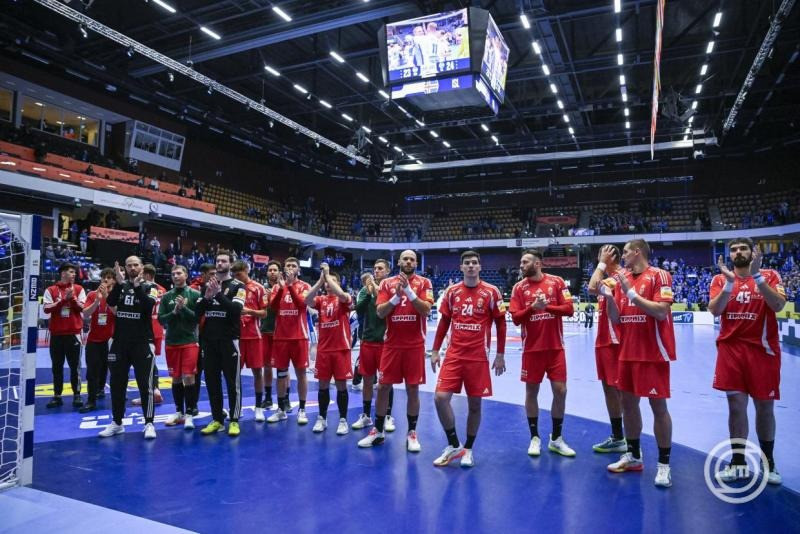 A magyar csapat a dán-norvég-svéd közös rendezésű férfi kézilabda-Európa-bajnokság F csoportjának utolsó fordulójában játszott Magyarország - Izland mérkőzés után a svédországi Kristianstad Arénában 2026. január 20-án. A magyar válogatott 24-23-ra kikapott Izlandtól. MTI/Hegedüs Róbert