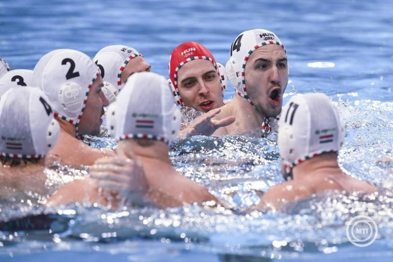 A magyar kezdőcsapat, szemben Vogel Soma kapus (j3) és Vismeg Zsombor (j2) a belgrádi férfi vízilabda Európa-bajnokság A csoportjának második fordulójában játszott Magyarország - Montenegró mérkőzésen a Belgrade Arenában 2026. január 12-én. MTI/Czeglédi Zsolt