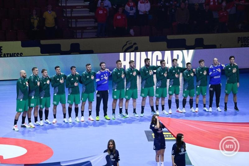 A magyar válogatott játékosai a dán-norvég-svéd közös rendezésű férfi kézilabda-Európa-bajnokság középdöntőjének második csoportjának első fordulójában játszott Svájc - Magyarország mérkőzés előtt a svédországi Malmö Arénában 2026. január 23-án. MTI/Hegedüs Róbert
