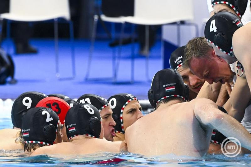 Belgrád, 2026. január 25. Varga Zsolt szövetségi kapitány (j2) a belgrádi férfi vízilabda Európa-bajnokság döntőjében játszott Szerbia - Magyarország mérkőzésen a Belgrade Arenában 2026. január 25-én. MTI/Czeglédi Zsolt