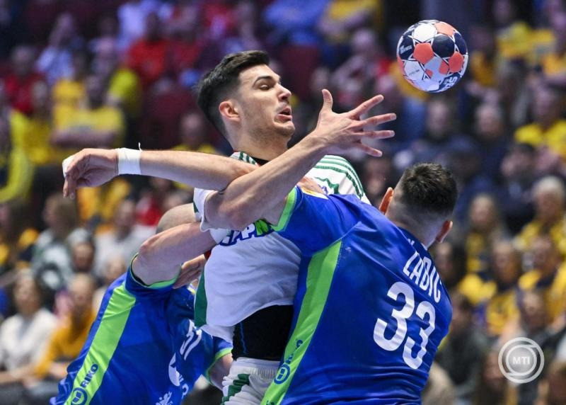 Fazekas Gergő (k), valamint a szlovén Borut Mackovsek (b) és Stefan Zabic a dán-norvég-svéd közös rendezésű férfi kézilabda-Európa-bajnokság középdöntőjének 2. fordulójában, a II. csoportban játszott Szlovénia - Magyarország mérkőzésen a svédországi Malmö Arénában 2026. január 25-én. MTI/Hegedüs Róbert
