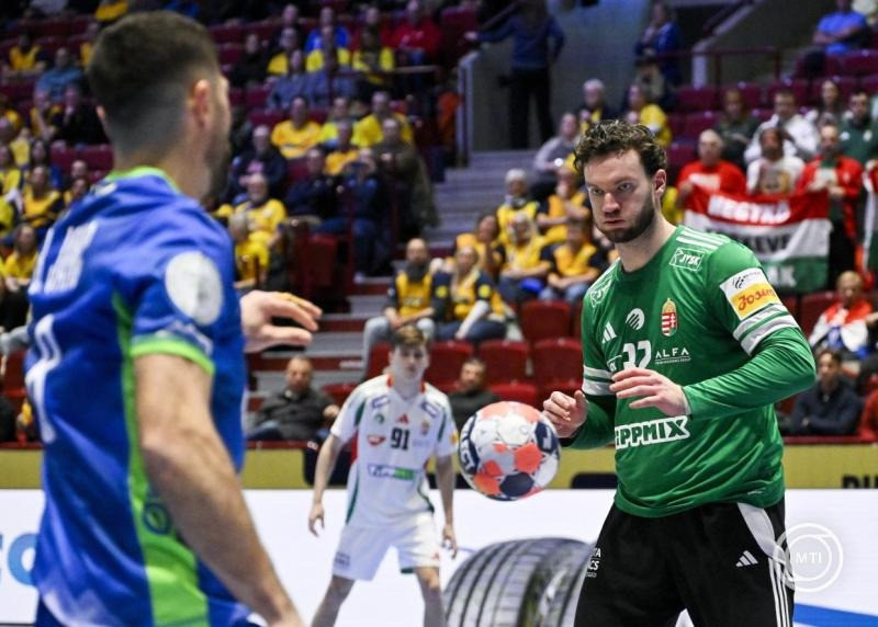 Palasics Kristóf kapus (j) és a szlovén Blaz Janc a dán-norvég-svéd közös rendezésű férfi kézilabda-Európa-bajnokság középdöntőjének 2. fordulójában, a II. csoportban játszott Szlovénia - Magyarország mérkőzésen a svédországi Malmö Arénában 2026. január 25-én. MTI/Hegedüs Róbert