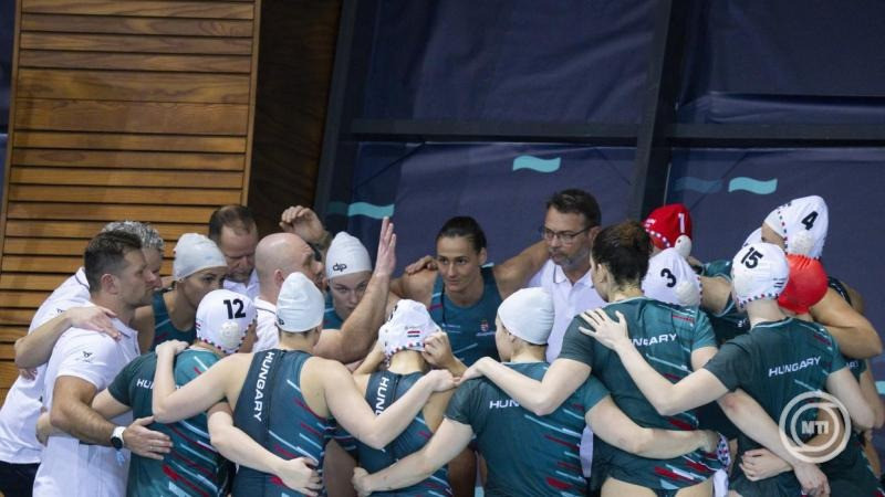 A magyar csapat a női vízilabda Európa-bajnokság B csoportjának első fordulójában játszott Magyarország - Spanyolország mérkőzés előtt a funchali Olimpiai Uszodakomplexumban 2026. január 26-án. MTI/Szigetváry Zsolt