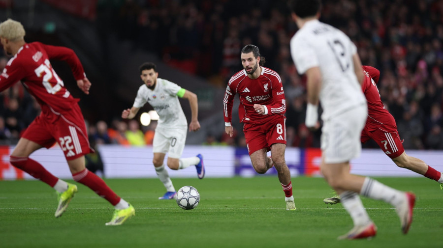 Szoboszlai Dominik, a Liverpool játékosa (k) a labdarúgó Bajnokok Ligája alapszakaszának 8. fordulójában játszott Liverpool - Qarabag mérkőzésen Liverpoolban 2026. január 26-án. MTI/EPA/Adam Vaughan