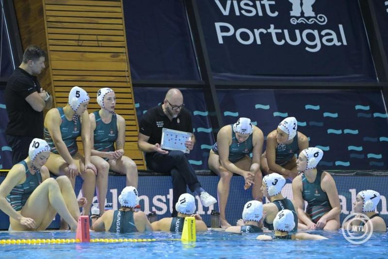 Cseh Sándor, a magyar válogatott szövetségi kapitánya (k) a női vízilabda Európa-bajnokság középdöntőjének második fordulójában játszott Magyarország - Izrael mérkőzésen a funchali Olimpiai Uszodakomplexumban 2026. február 1-jén. MTI/Szigetváry Zsolt