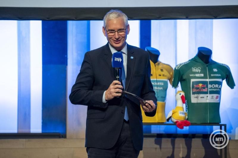 Eisenkrammer Károly főszervező (b) és Székely Dávid, az M4 csatornaigazgatója (j) a Tour de Hongrie országúti körverseny útvonalbemutató gáláján a Budapest Music Centerben 2026. február 3-án. MTI/Balogh Zoltán