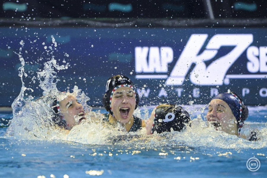 A magyar csapat a női vízilabda Európa-bajnokság elődöntőjében játszott Görögország - Magyarország mérkőzés végén a funchali Olimpiai Uszodakomplexumban 2026. február 3-án. A magyar női válogatott az aranyéremért játszhat, miután ötméteresekkel 12-11-re legyőzte a görög csapatot. MTI/Szigetváry Zsolt