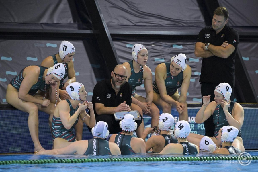 Cseh Sándor, a magyar válogatott szövetségi kapitánya (k) a női vízilabda Európa-bajnokság döntőjében játszott Magyarország - Hollandia mérkőzésen a funchali Olimpiai Uszodakomplexumban 2026. február 5-én. MTI/Szigetváry Zsolt