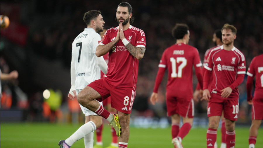 Szoboszlai Dominik, a Liverpool játékosa, miután gólt szerzett az Angol Labdarúgó-szövetség Kupája, az FA-kupa harmadik fordulójának Liverpool-Barnsley mérkõzésén a liverpooli Anfield Road-i Stadionban 2026. január 12-én.MTI/AP/Jon Super