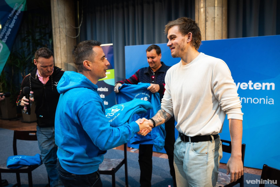 Ovádi Péter, országgyűlési képviselő a Sportrégió logójával ellátott pulóverekkel ajándékozta meg az olimpikonokat