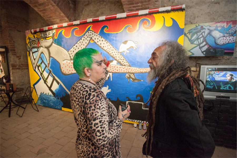 Zoé a Kiscelli Múzeum Fekete Lyuk-kiállításán, saját munkája előtt (fotó: Kiscelli Múzeum)