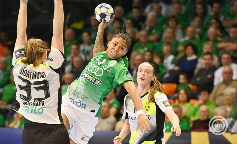 Bruna de Paula, a Győr (k) és Alieke van Maurik, a Borussia játékosa a női kézilabda Bajnokok Ligája B csoportjának 14. (utolsó) fordulójában játszott Győri Audi ETO KC - Borussia Dortmund mérkőzésen a győri Audi Arénában 2026. február 22-én. MTI/Krizsán Csaba