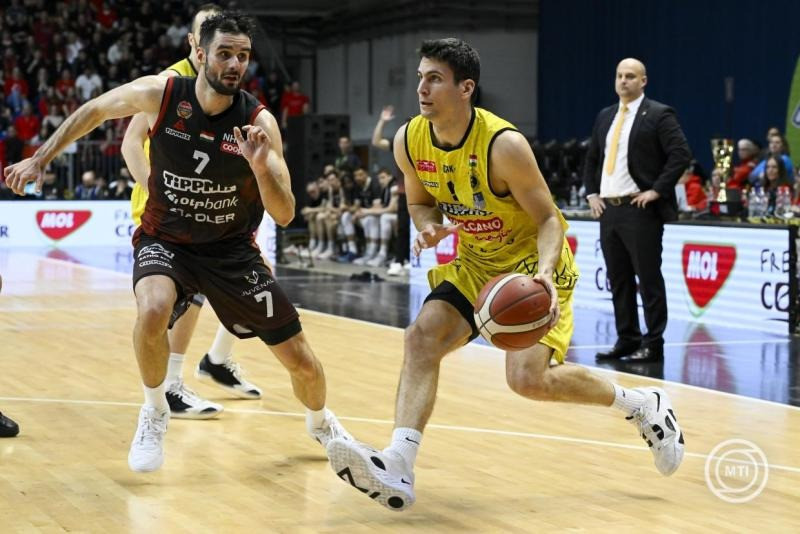 Perl Zoltán, a Falco-Vulcano Energia KC Szombathely (j) és Rudner Gábor, a Szolnoki Olajbányász játékosa a férfi kosárlabda Zsíros Tibor Férfi Magyar Kupa döntőjében játszott Szolnoki Olajbányász - Falco-Vulcano Energia KC Szombathely mérkőzésen a budapesti BOK Csarnokban 2026. február 22-én. MTI/Hegedüs Róbert