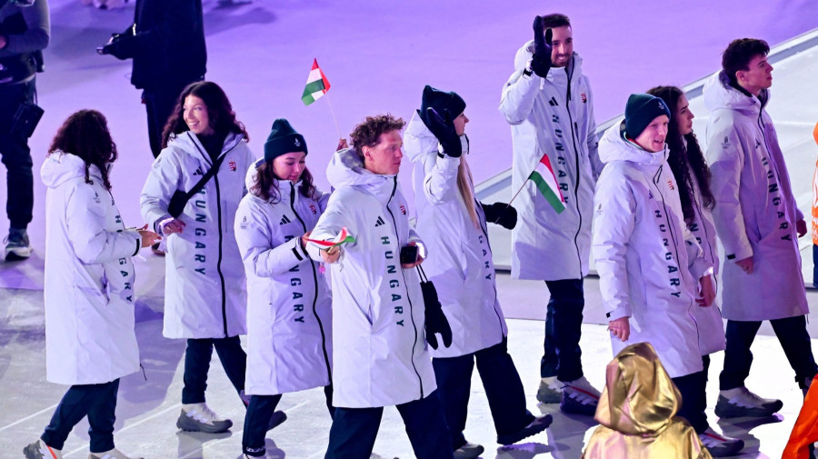A magyar csapat tagjai a 2026-os milánói-cortinai téli olimpia záróünnepségén a Verona Arénában 2026. február 22-én. MTI/Illyés Tibor