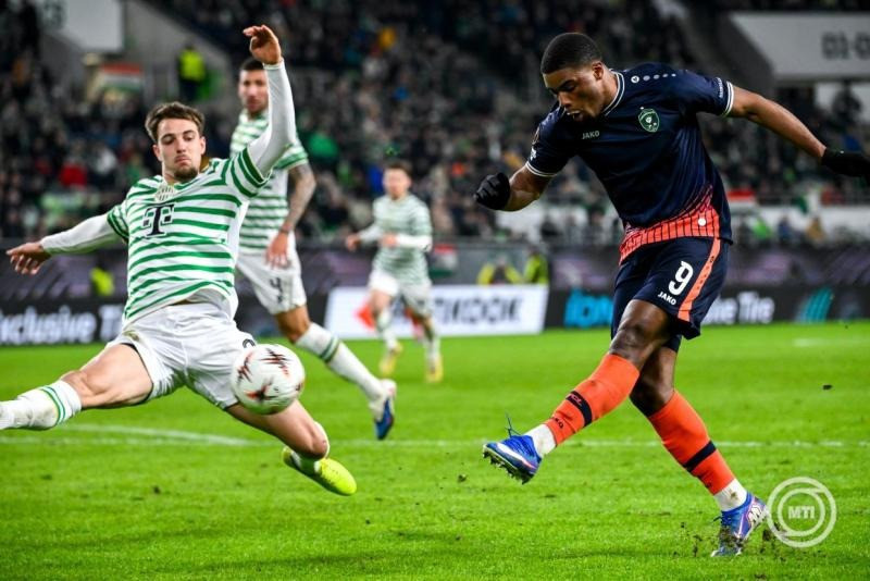 Toon Raemaekers, a Ferencváros (b) és Kwadwo Duah, a bolgár Ludogorec játékosa a labdarúgó Európa-liga nyolcaddöntőjébe jutásért játszott Ferencvárosi TC - PFK Ludogorec Razgrad visszavágó mérkőzésen a Groupama Arénában 2026. február 26-án. A Ferencváros 2-0-ra győzött, és így 3-2-es összesítéssel továbbjutott a nyolcaddöntőbe. MTI/Bodnár Boglárka