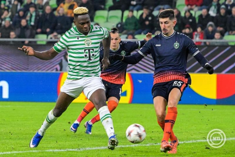 Bamidele Yusuf, a Ferencváros (b) és Idán Nahmiász, a bolgár Ludogorec játékosa a labdarúgó Európa-liga nyolcaddöntőjébe jutásért játszott Ferencvárosi TC - PFK Ludogorec Razgrad visszavágó mérkőzésen a Groupama Arénában 2026. február 26-án. MTI/Szigetváry Zsolt