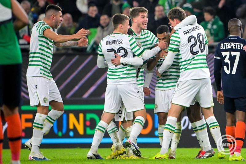 A Ferencváros játékosai ünneplik győzelmüket a labdarúgó Európa-liga nyolcaddöntőjébe jutásért játszott Ferencv��rosi TC - PFK Ludogorec Razgrad visszavágó mérkőzés után a Groupama Arénában 2026. február 26-án. A Ferencváros 2-0-ra nyert, és így 3-2-es összesítéssel továbbjutott a nyolcaddöntőbe. MTI/Szigetváry Zsolt