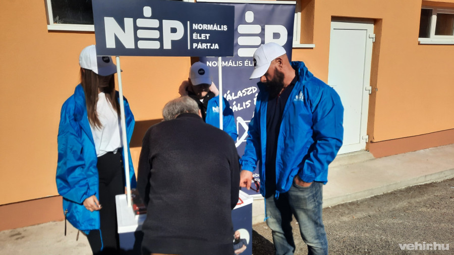 A várpalotai aláírásgyűjtésen