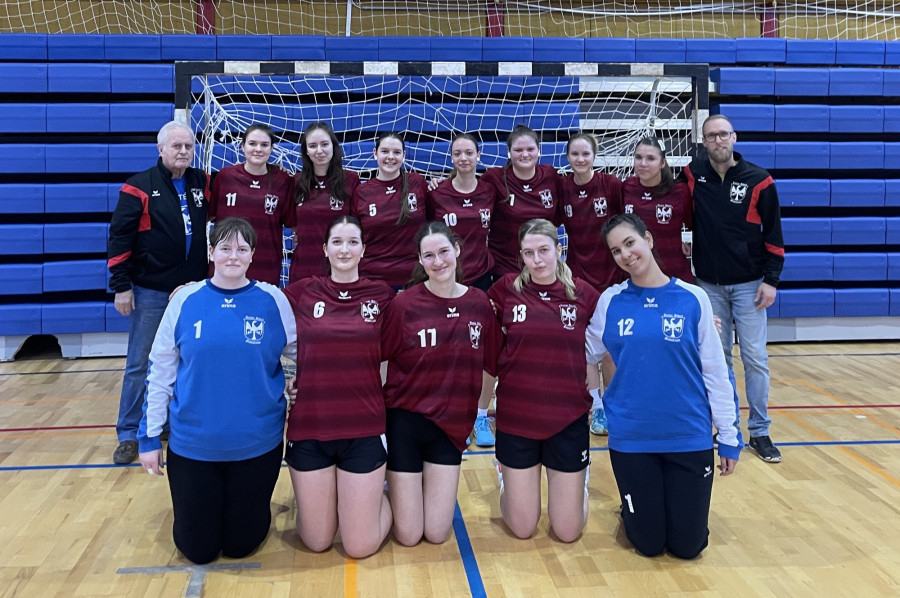 A Vetési győztes csapatának tagjai: Baukó Zengő, Bihari Nóra, Bikádi Emese, Hutvágner Lili, Kitzvéger Nikolett, Sándor Luca, Schvéder Dóri, Sebesi Mónika, Szabó Kinga, Tóth Zsófia, Vass Boglárka, Vinkler Liza - Fotó: Vetési gimnázium