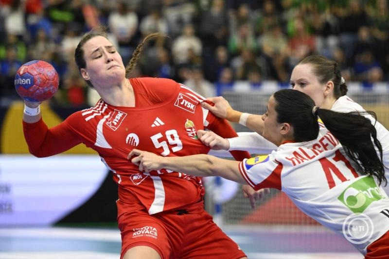 Tatabánya, 2026. március 5. Kuczora Csenge (b) és a dán Elma Halilcevic (j2) a női kézilabda Eurokupa B csoportjának 3. fordulójában játszott Magyarország - Dánia mérkőzésen a Tatabányai Multifunkcionális Sportcsarnokban 2026. március 5-én. MTI/Bodnár Boglárka Golovin Vlagyimir szövetségi kapitány együttese vasárnap 16 órától Svendborgban ú