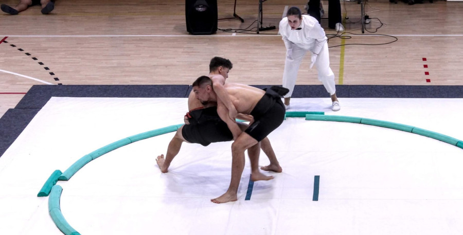 Jámbor Levente (háttal) aranyérmet szerzett