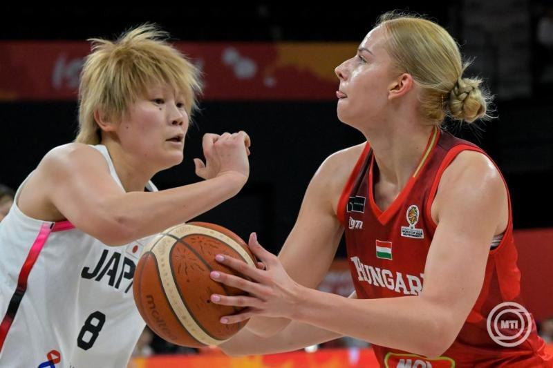 Juhász Dorka (j) és a japán Takada Maki a női kosárlabda-világbajnokság selejtező tornáján játszott Japán - Magyarország mérkőzésen az isztambuli Turkcell Kosárlabda Fejlesztő Központban 2026. március 11-én. MTI/Szigetváry Zsolt