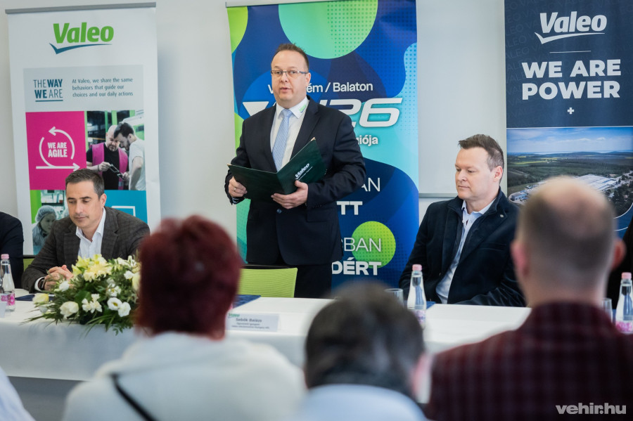 Középen: Sebők Balázs