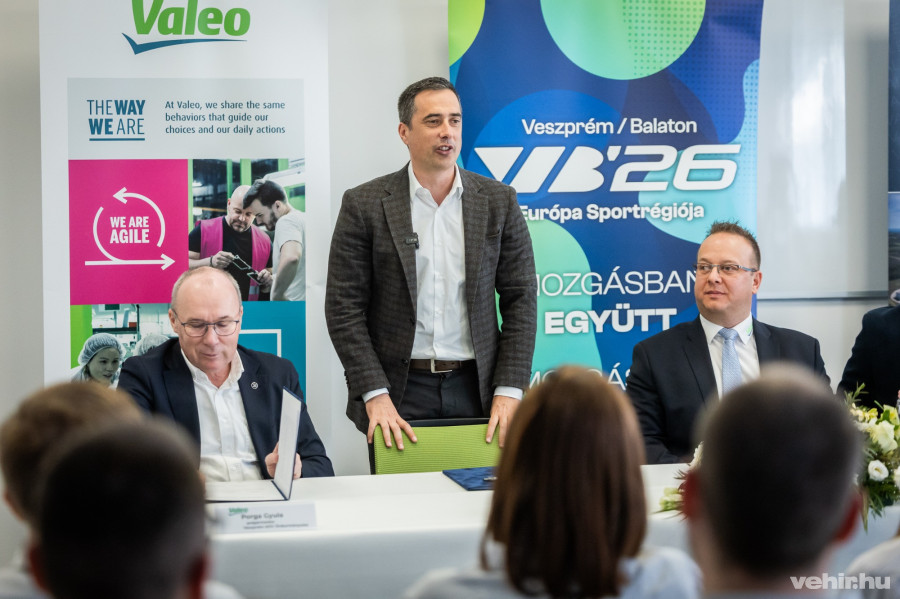 Középen: Ovádi Péter