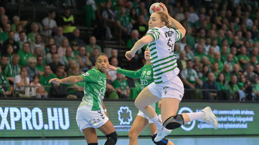 Vilde Mortensen Ingstad, az FTC-Rail Cargo (j) és Bruna De Paula, a Győri ETO játékosa a női kézilabda NB I 5. fordulójában játszott Győri Audi ETO KC - FTC-Rail Cargo mérkőzésen a győri Audi Arénában 2025. október 11-én. MTI/Krizsán Csaba