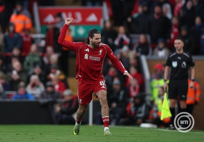 Szoboszlai Dominik, a Liverpool játékosa az angol első osztályú labdarúgó-bajnokságban játszott Liverpool FC-Tottenham Hotspur mérkőzésen Liverpoolban 2026. március 15-én. MTI/EPA/Adam Vaughan