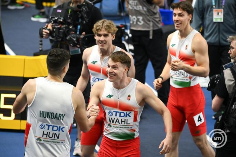 Csahóczi Csanád, Kovács Árpád, Wahl Zoltán és Steigerwald Ernő, a férfi 4x400 méteres váltó tagjai (b-j) futamuk után a toruni fedett pályás atlétikai világbajnokságon 2026. március 22-én. MTI/Czeglédi Zsolt