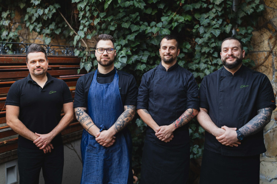 Tamás Márk balról a második, kötényben