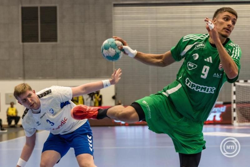 Pergel Andrej (j) és a finn Kalle Kankaanpaa a férfi kézilabda Európa-bajnoki selejtező, 2. csoportjának 6. fordulójában játszott Magyarország-Finnország mérkőzésen a nagykanizsai Kanizsa Arénában 2025. május 11-én. MTI/Katona Tibor